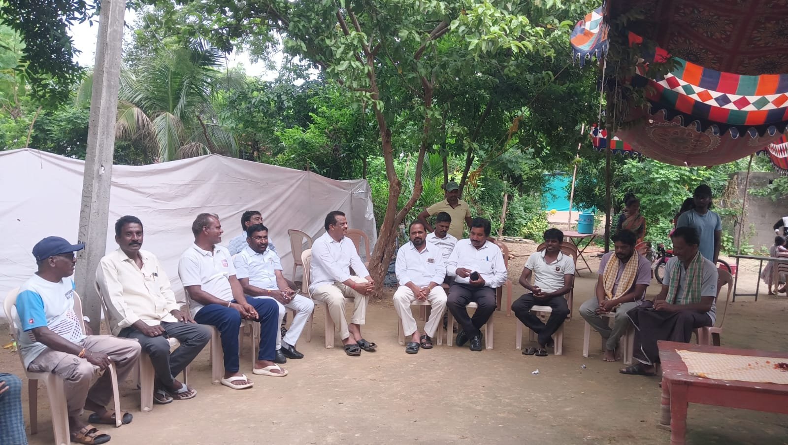 పలువురు సంఘ నేతలు మృతుని కుటుంబాన్ని పరామర్శ